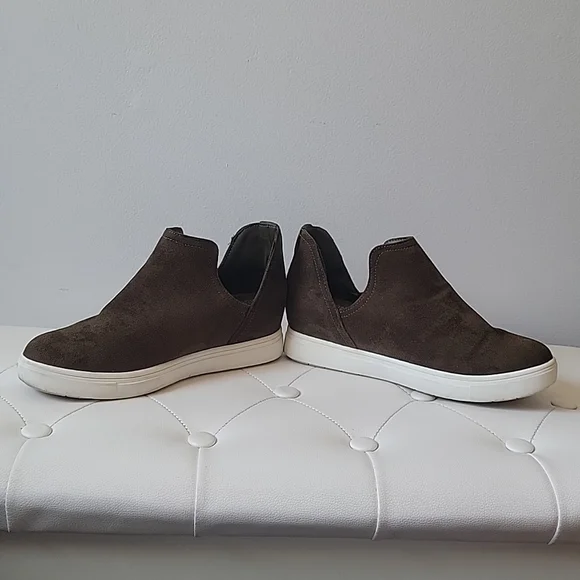 CUSHIONAIRE Women's Hero Hidden Wedge Sneaker Size 8 1/2M - Picture 12 of 15